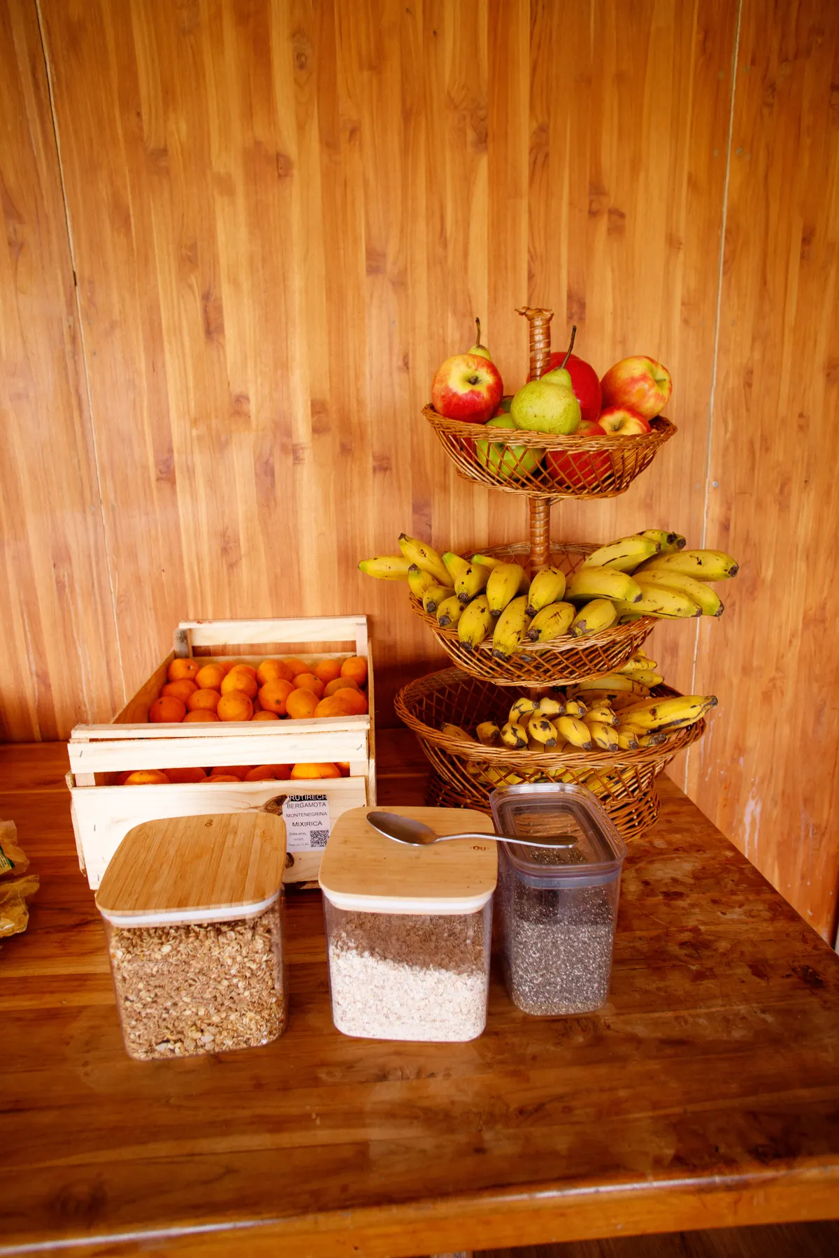 Cesta de frutas com maçãs, bananas e laranjas