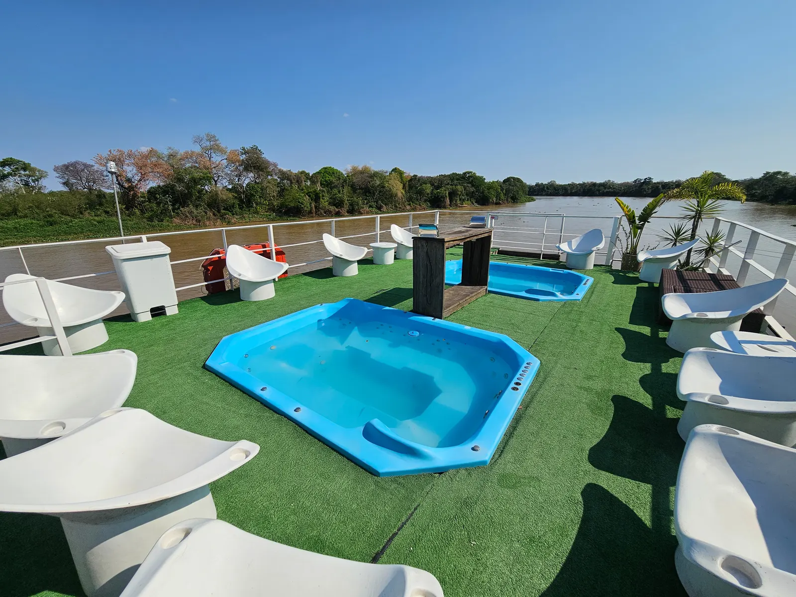 Deck superior do Barco Panorâmico, com piscinas e vista aberta para o rio