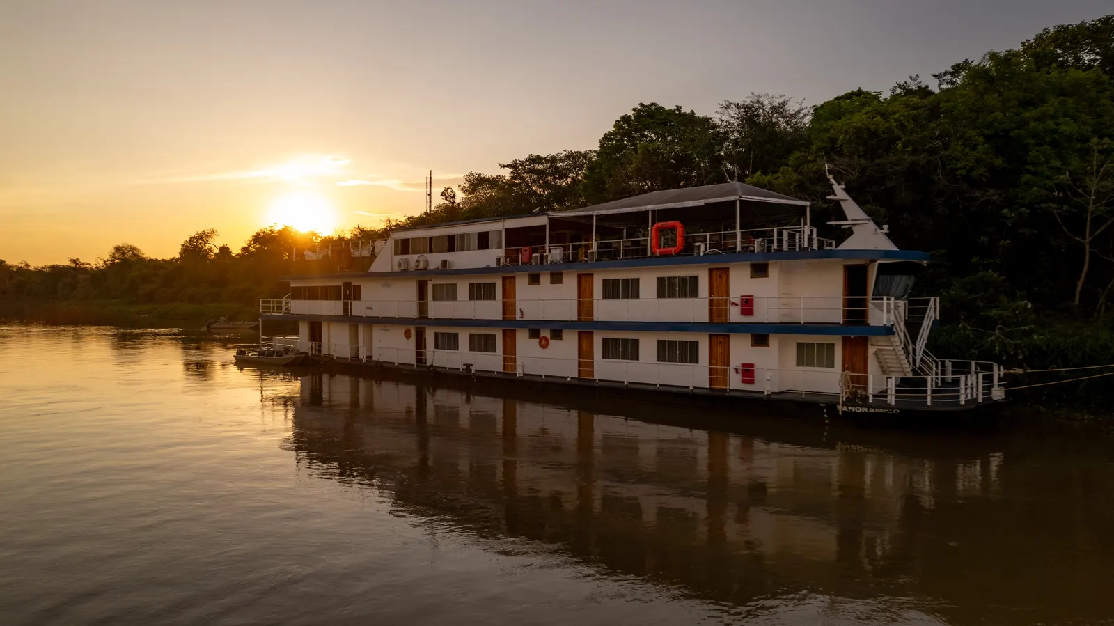 Barco Panorâmico ancorado no rio ao pôr do sol