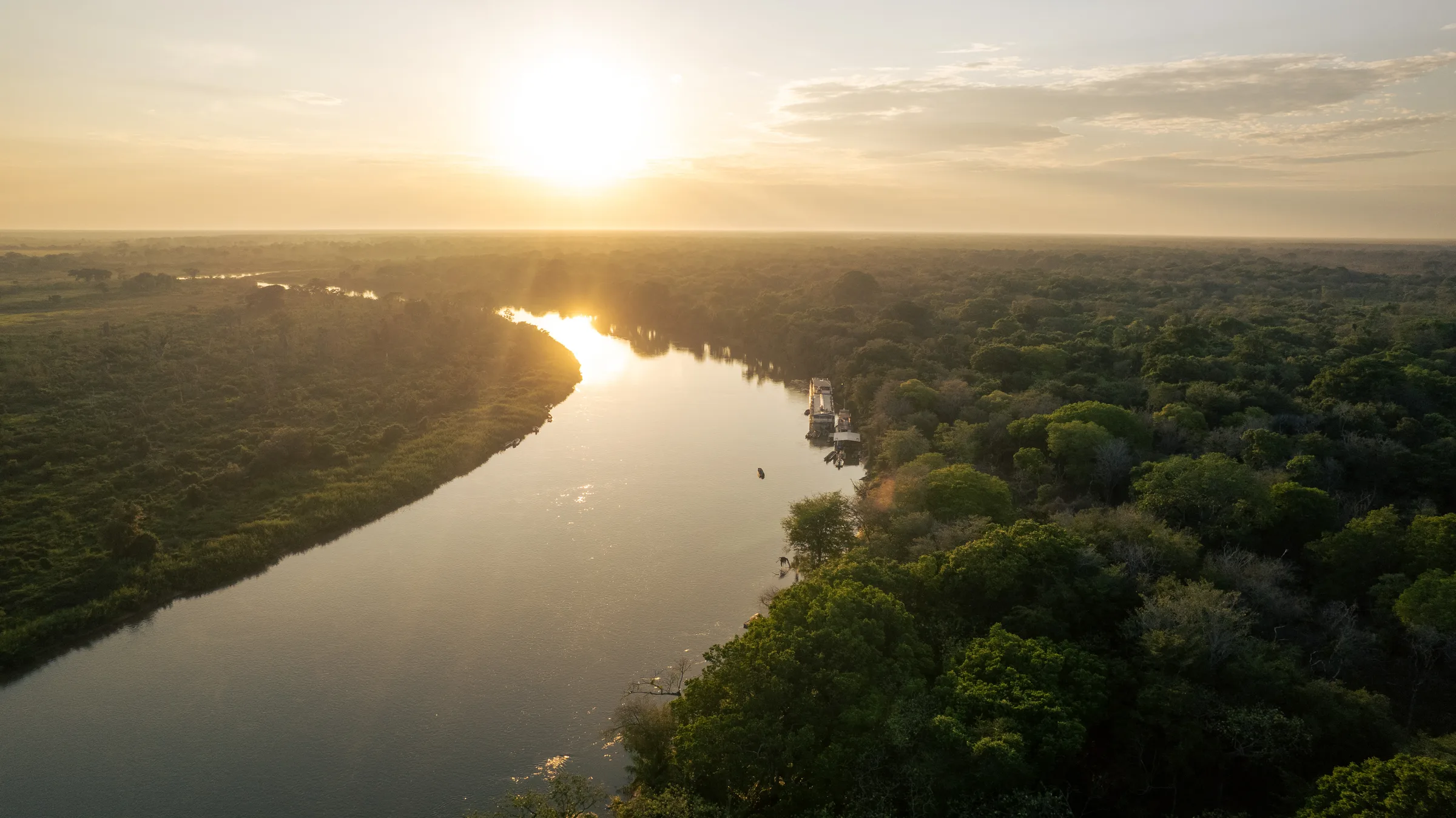Vista aérea do rio Piquiri serpenteando pela planície do Pantanal ao amanhecer